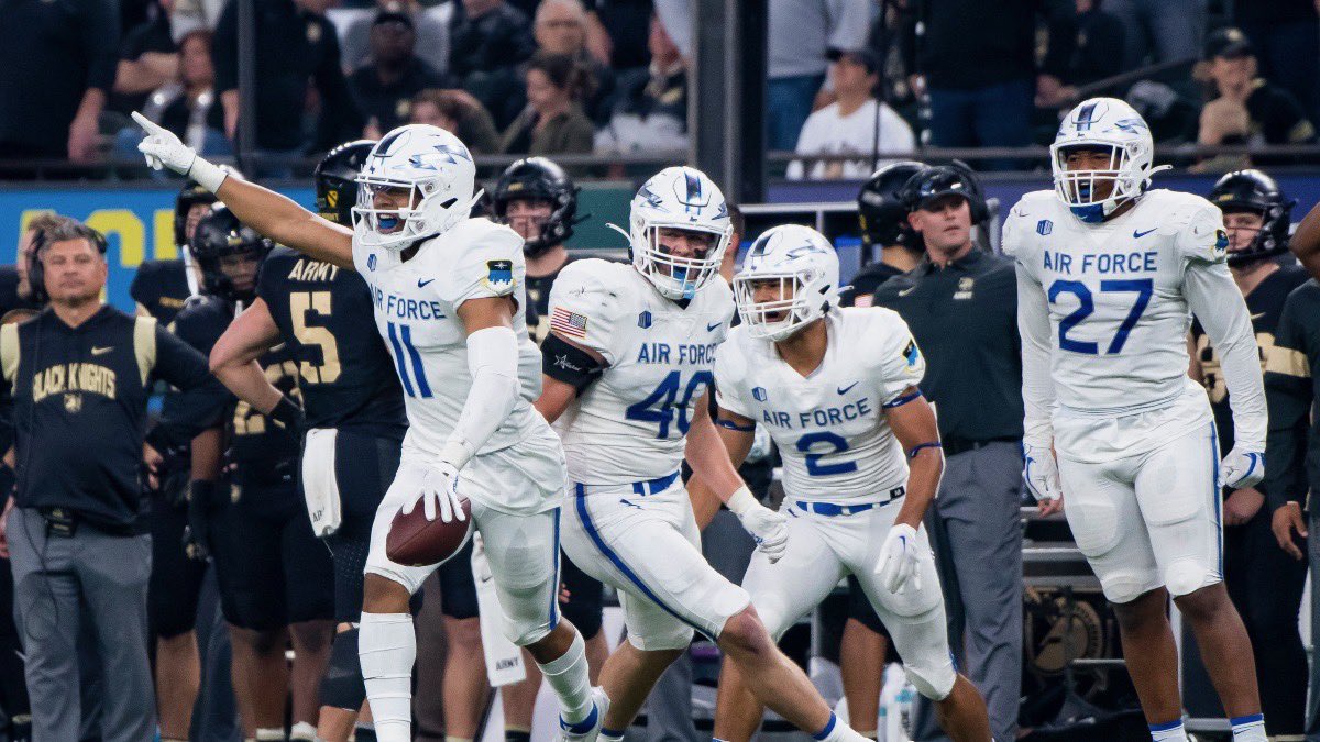 ThomasonStrick1's tweet photo. After a great conversation with @CoachLobotzke I am extremely blessed to have received an offer to the Air Force Academy!! #FlyFightWin
@CyWoodsFB212 @thecoachhickman @chasebrown34 https://t.co/pPm9Dhwm5N
