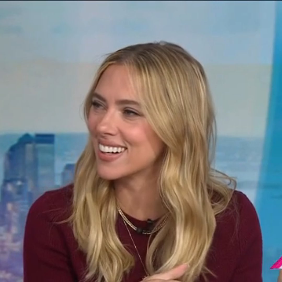 Quando ela fica feliz o sorriso aumenta de tamanho e as bochechas ficam rosas 🤧🩷