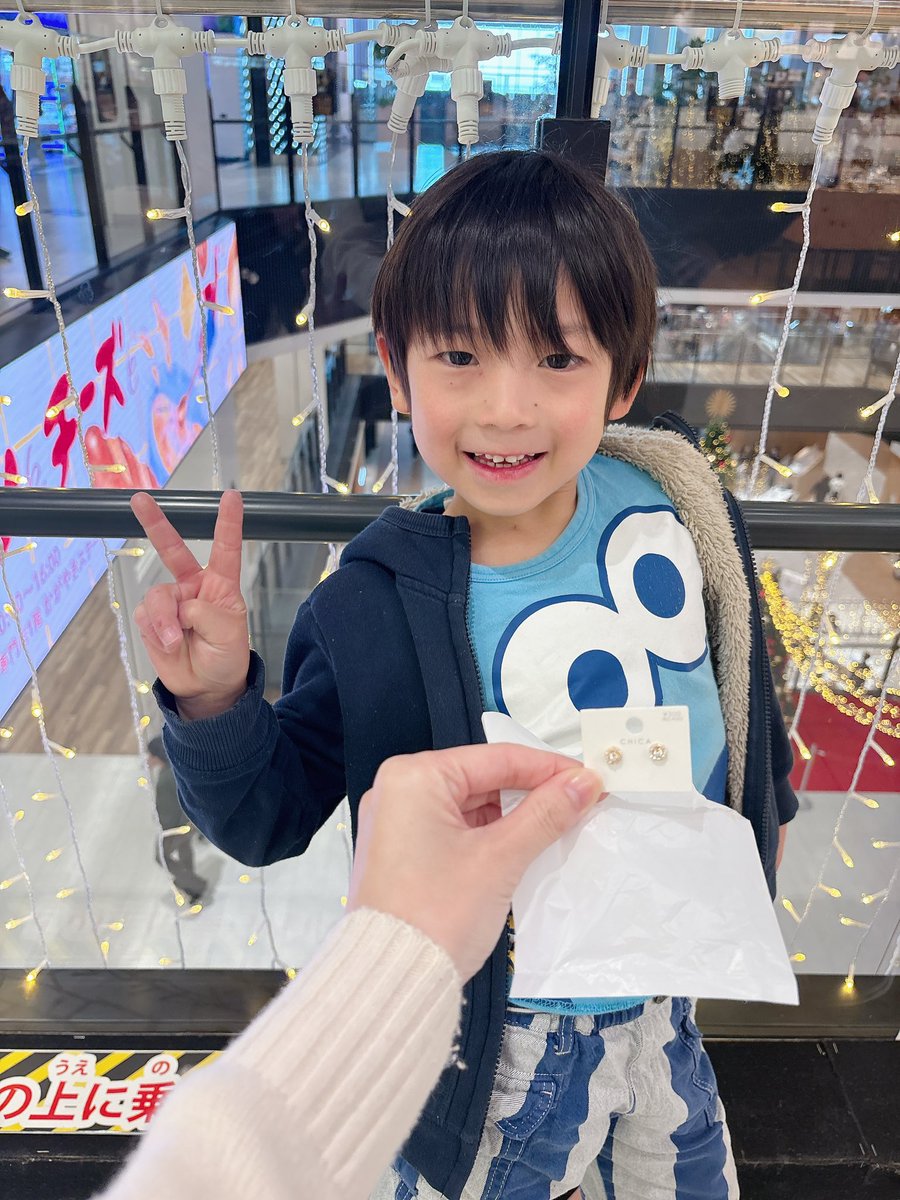 次男くんがスリーコインズで選んでくれて、長男くんと一緒にレジにいって、次男くんのお小遣いから…なんと…プレゼントしてくれました🥹❄️.*˚一生の宝物。家族の時間の特別な日に付ける用にしようと思います☺️❄︎.*