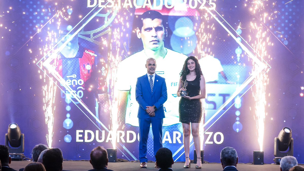 APFOficial's tweet photo. ¡Enalteciendo la labor arbitral en nuestro fútbol! 

Eduardo Cardozo fue reconocido en los #PremiosDePrimeraAPF ⭐ como árbitro asistente destacado en la temporada.

¡Felicitaciones! https://t.co/L8sinPPXW5
