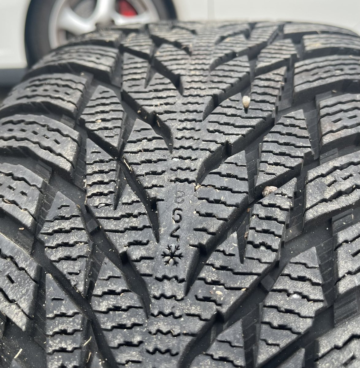 996Gamazon's tweet photo. 昨日スタッドレスに交換。
Nokian Hakkapeliitta R3の265 35 R18。
リアは本来の295 30 R18より幅を狭くしてる。フロントはサイズ変更なし。
もう５年以上使ってるかな？
山はまだ８ミリ以上ありそう。
だけど硬くなってんだろうなあ。

サマータイヤのリアがイカれてた💦
春には交換必須。 https://t.co/NjPUOMWGTs