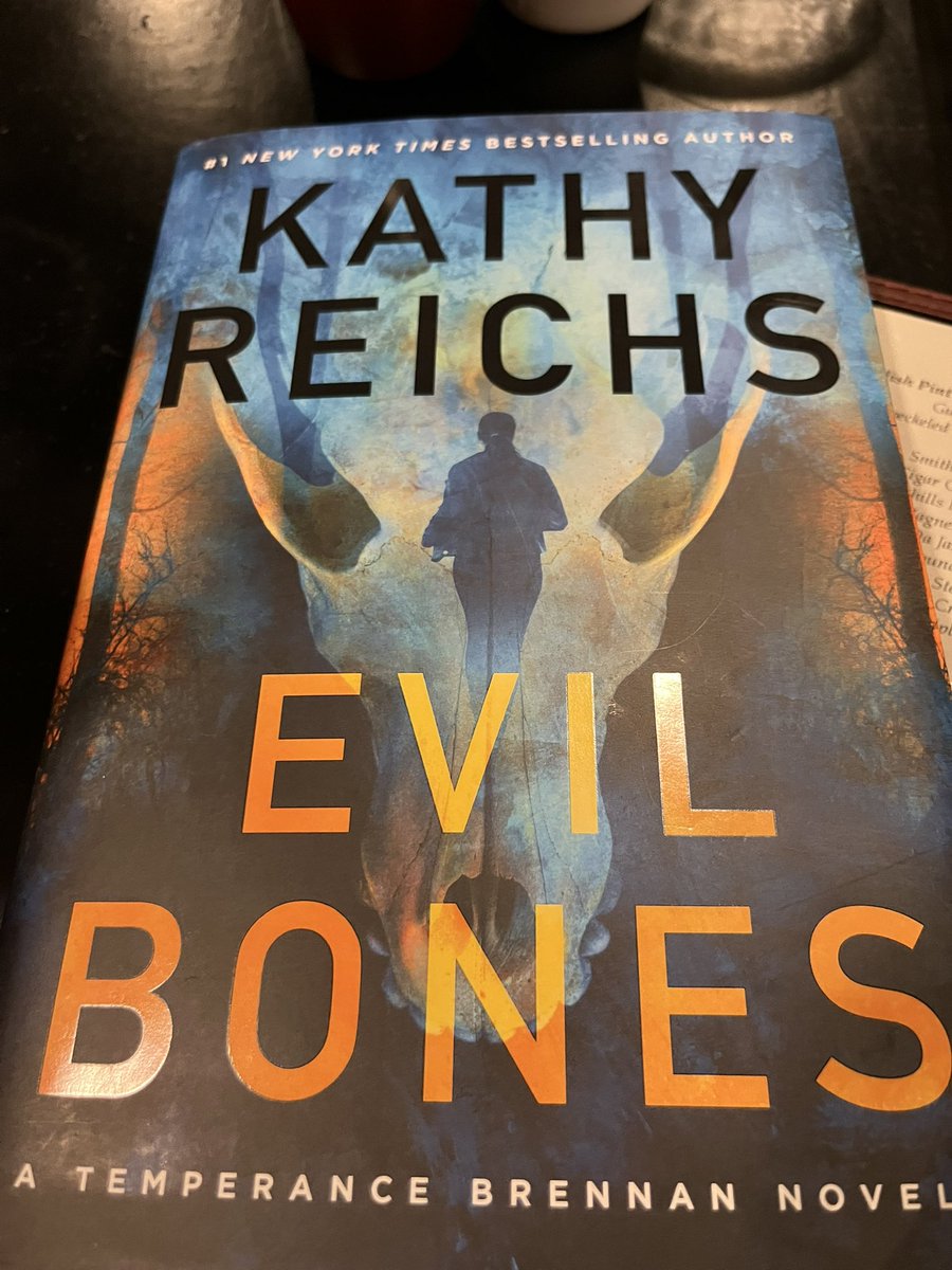 mcteague_ding's tweet photo. @KathyReichs my first book signing! My favorite author! Bucket list item checked off. @ParkRoadBooks https://t.co/UfkBkHIHLD