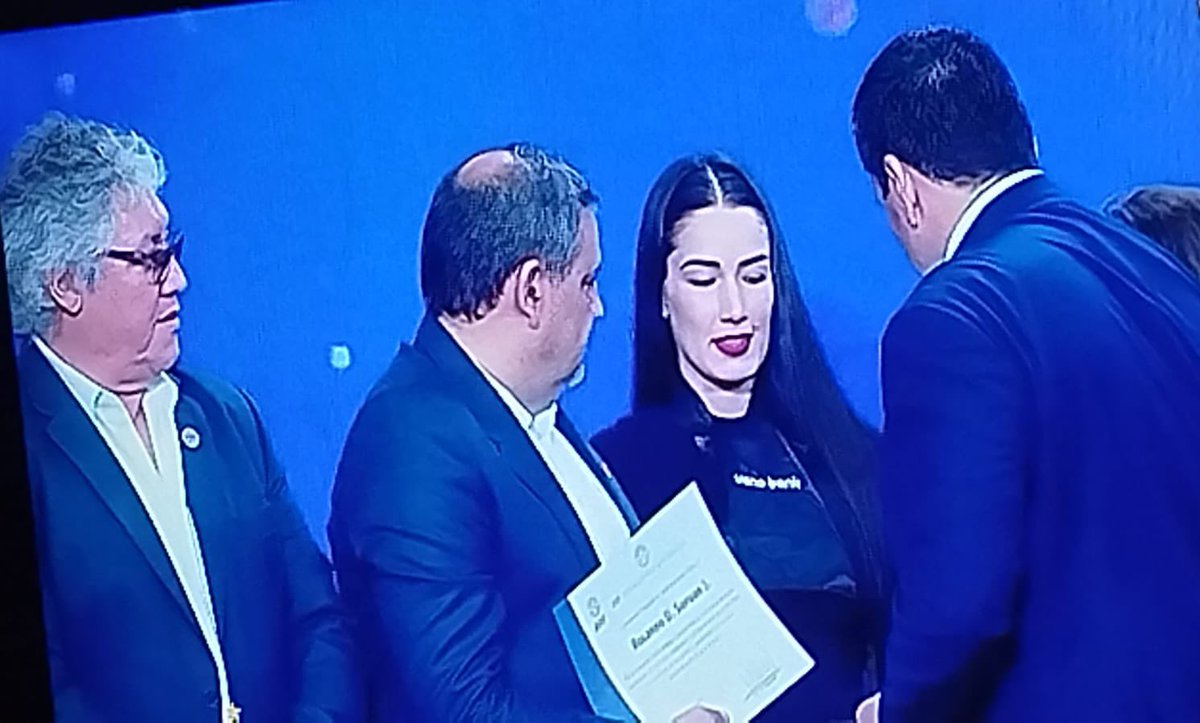 ¡SIN VERGÜENZA!

La <a href="/APFOficial/">APF</a> y <a href="/RHarrisonP/">Robert Harrison P.</a> le dieron un reconocimiento a un amigo personal q es miembro del consejo pero “extraoficialmente”, el Sr. Garcete del club Resistencia, que subió a buscar el diploma USANDO TOBILLERA PORQUE ESTÁ CON ARRESTO DOMICILIARIO POR ESTAFA!
🤦🏻‍♂️