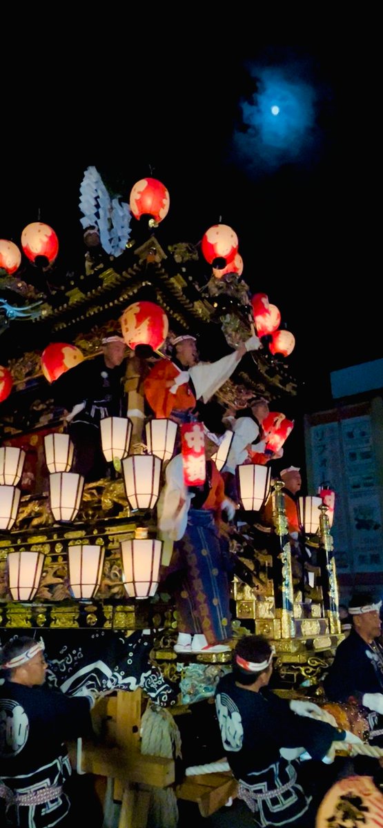 おはようございます！
昨日は秩父で 秩父夜祭 が開催されました。
日本三大屋台まつりのひとつだけあって、迫力が桁違い…！
山車が通るたびに道がスッと開き、花火が上がると一斉に歓声が響く。
冬の夜とは思えない熱気でした🔥
#秩父夜祭