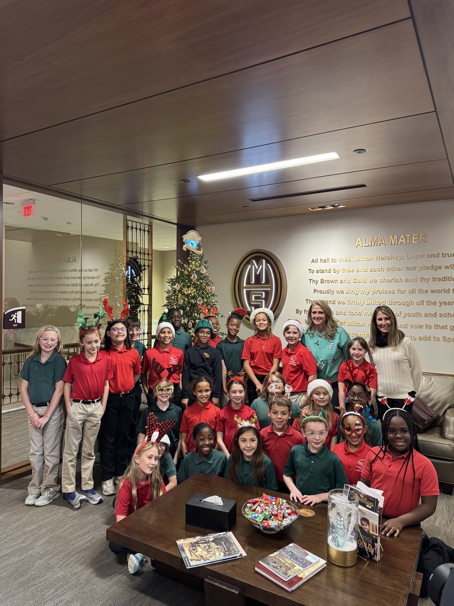 Elementary Division SGA students were excited to be able to decorate President Gurt’s office Christmas tree today. An added bonus was getting to spend time with Mrs. Gurt too! 🌲