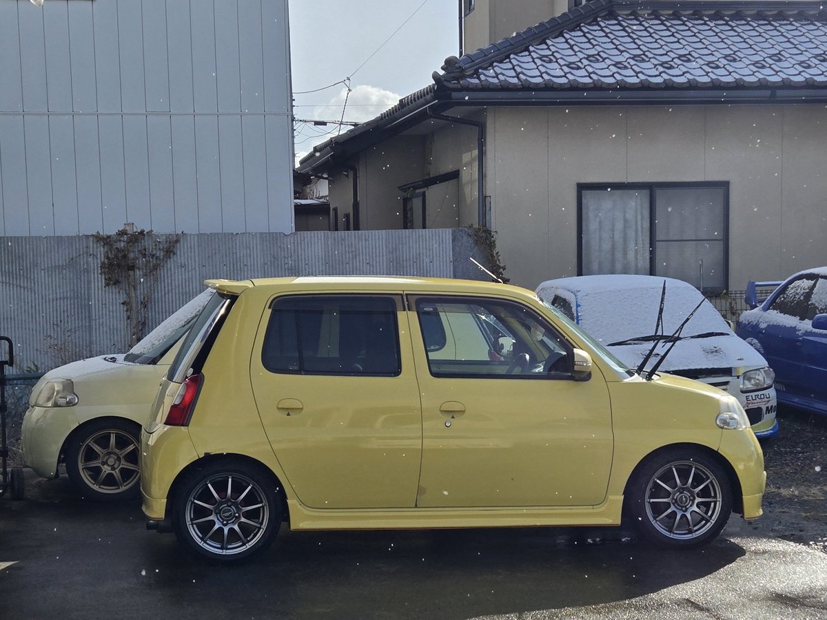 ケイズ近辺はそれこそちょびっとだけ降ったようで車にはあっさり雪が
