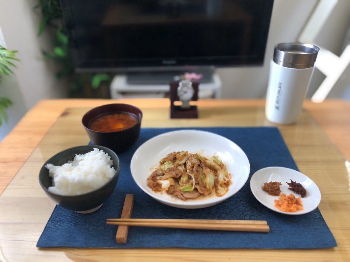 おはようございます

ごはん日記
12月4日 木曜日 朝

豚肉とキャベツ、もやしの辛味噌炒め(残り物)

真鱈南蛮合わせ味噌
七味なめ茸
しゃけ明太

豆腐の味噌汁

洗濯をしていたので時間が無くなりました。。
昨夜の料理は苦味が残ったので、はちみつを少し足したらバッチリになりました
嬉しい！