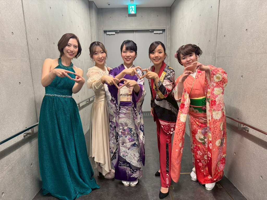 昨日の徳間ジャパンのコンサートは楽しそ〜でしたね…☺️
徳間ジャパンの誇る５人の歌姫…👭👯💃
ちゃんと色分けされて、戦隊ヒーローみたい…✨