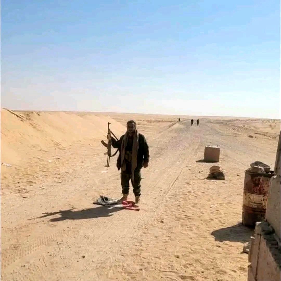 وين السبتمبريين الذي شغلونا على العلم في صنعاء قالوا العلم يهان العلم ممنوع رفعه قادمون يا صنعاء لأجل العلم هههههه
هيا كيف الخبر بيدعسوا العلم جنبكم 
وين الغيرة على العلم!!!!!! يا سبتميريين