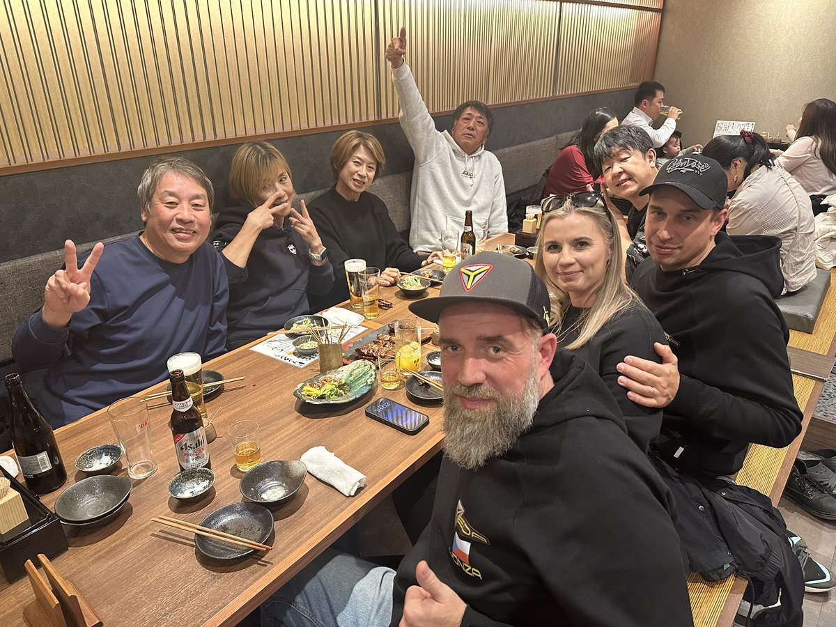 今週のRCDC(RCドリフトのWORLD CHAMPIONSHIP)
rcdc-jp.com
に向けて来日して頂いた弊社チェコ🇨🇿の代理店、
YEDA SHOPのVIKI、VIKIの奥さん、そしてRCドライバーのHONZA❗️
yeda-shop.eu
そしてRCペイントの神❗️世界のマッキーも参加で、