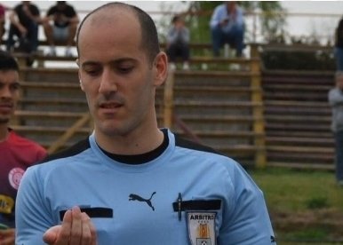 Escándalo!!!

Diego Dunajec renuncia al arbitraje, ahora solo se dedicara a participar en el VAR. Era un secreto a voces en el mundillo arbitral 

Su último encuentro fue en el partido donde uno de sus errores le quitó la posibilidad a <a href="/OficialCAP/">PEÑAROL</a> de un penal en la final del