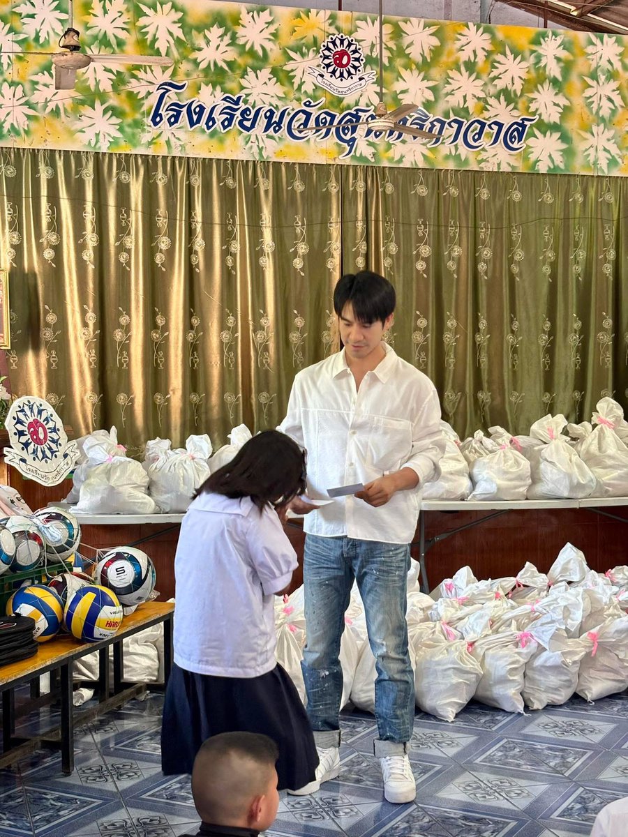 kondeekhonglung's tweet photo. 1 ธ.ค. 2568 คณะผู้ใหญ่ใจดี นำโดยคุณโป๊ป ธนวรรธน์ วรรธนะภูติ และคณะ ได้มามอบการทุนการศึกษา, ถุงยังชีพ, อุปกรณ์กีฬา,วัตถุดิบประกอบอาหาร,เครื่องปริ้นเตอร์,พัดลม,ขนมปังฟาร์มเฮาส์,ไอศกรีม, ไข่ไก่, และขนมลูกชุบผลไม้, ให้กับนร.และรร.วัดสุนทริกาวาส 

🔗https://t.co/a2Cwn2ZZcQ

#popezaap https://t.co/TYLr9YOFFy
