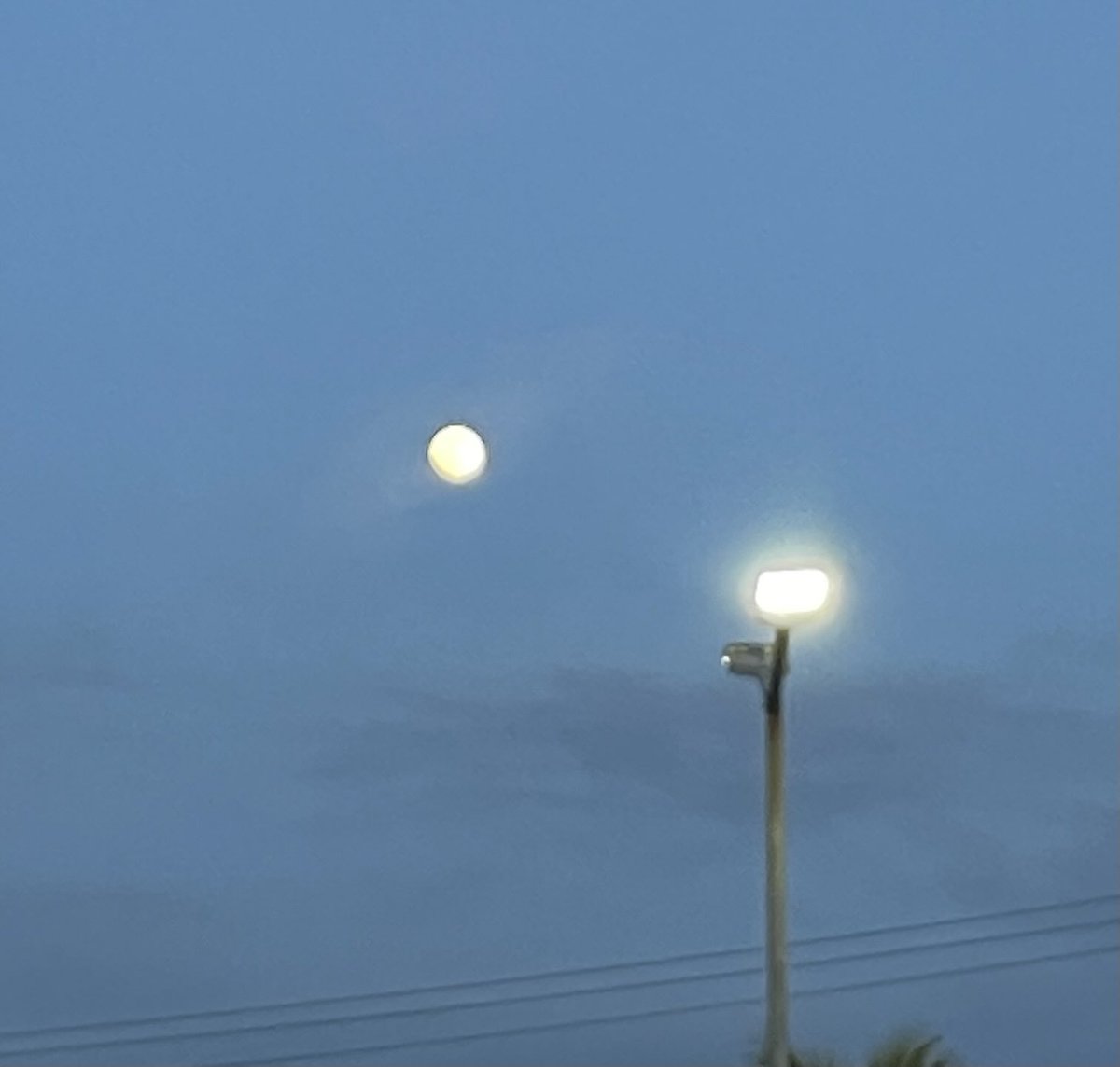 Q luna la de esta tarde y noche ! Q tal se ve junto al foco .. Disfrútenla que es llena 👏👏👍