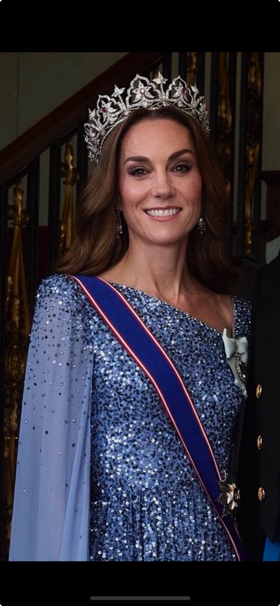Para mi próximo truco necesito este vestido y esta tiara. Y bueno, este cuerpo. 😍