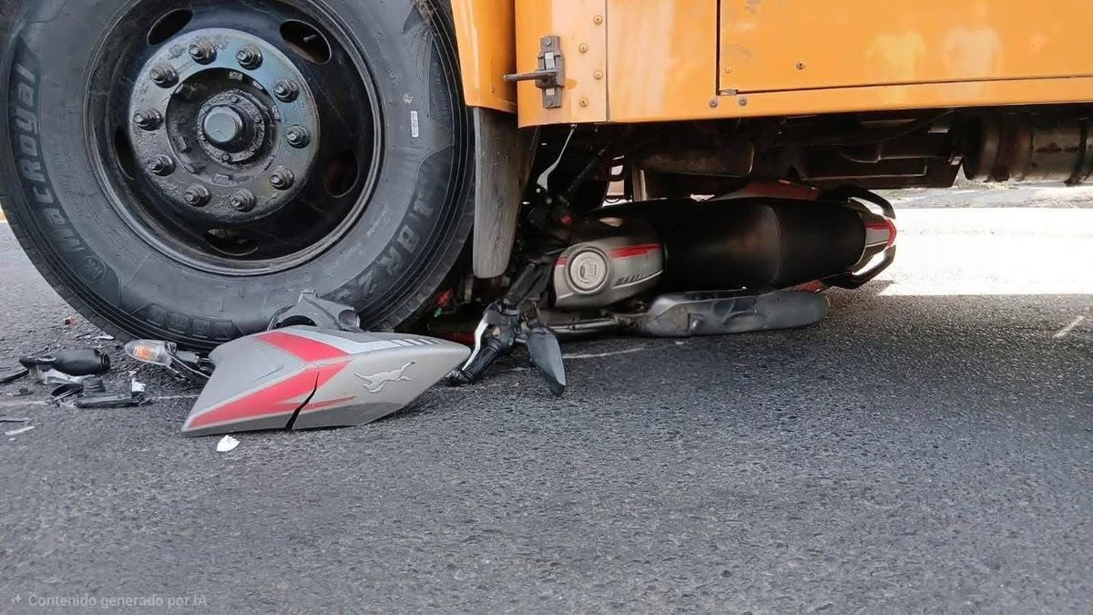 SivarNewsSV's tweet photo. 🔴 MOTOCICLISTA MUERE AL IMPACTAR CONTRA AUTOBÚS EN SOYAPANGO

🛣️ Un motociclista perdió la vida luego de un fuerte choque registrado sobre la calle Antigua Panamericana, en Soyapango, donde habría invadido el paso al cruzar con el semáforo en rojo.

🚑 Aunque recibió atención inmediata por parte de los equipos de emergencia, el motociclista falleció horas después debido a la gravedad de las lesiones sufridas en el impacto.

⚠️ Las autoridades ya investigan el caso y reiteran el llamado a respetar la señalización vial para evitar nuevas tragedias.