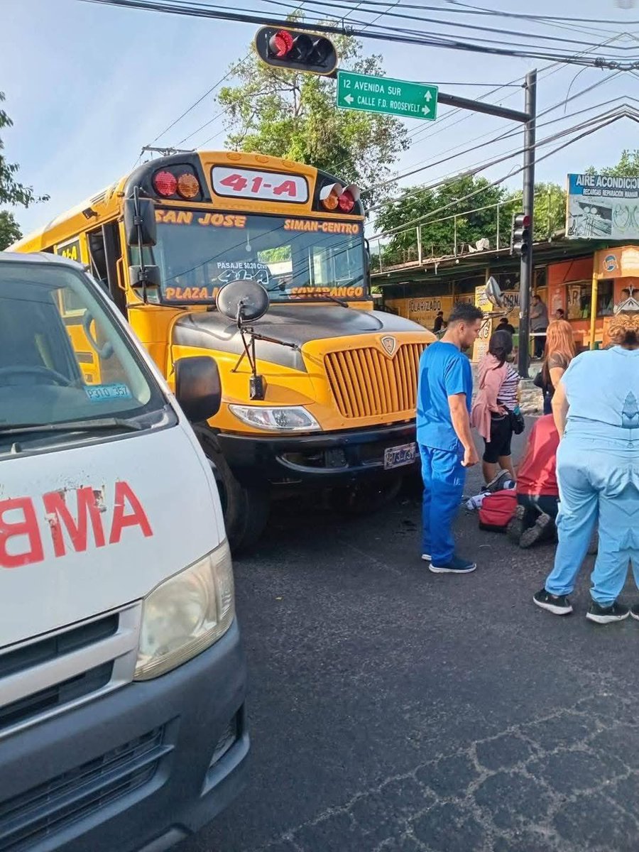 SivarNewsSV's tweet photo. 🔴 MOTOCICLISTA MUERE AL IMPACTAR CONTRA AUTOBÚS EN SOYAPANGO

🛣️ Un motociclista perdió la vida luego de un fuerte choque registrado sobre la calle Antigua Panamericana, en Soyapango, donde habría invadido el paso al cruzar con el semáforo en rojo.

🚑 Aunque recibió atención inmediata por parte de los equipos de emergencia, el motociclista falleció horas después debido a la gravedad de las lesiones sufridas en el impacto.

⚠️ Las autoridades ya investigan el caso y reiteran el llamado a respetar la señalización vial para evitar nuevas tragedias.