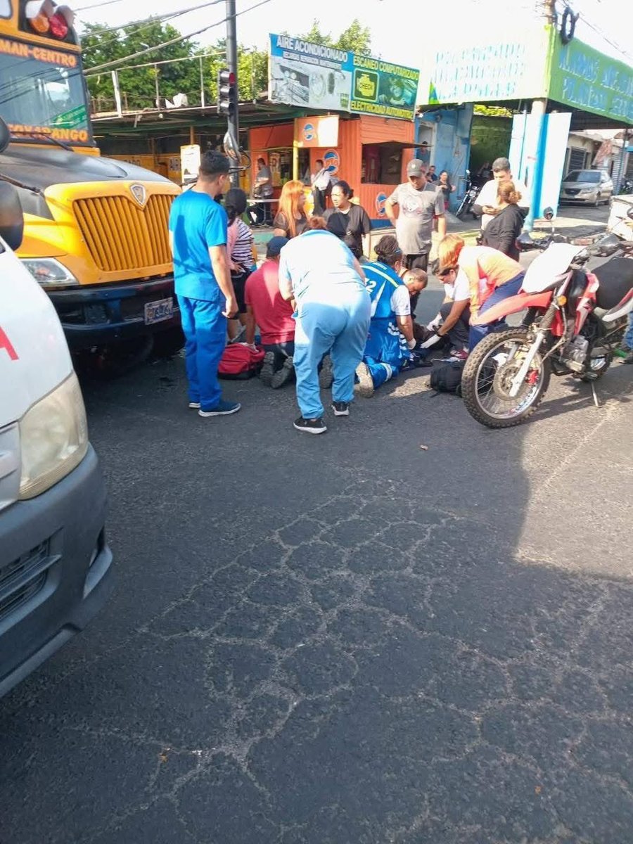SivarNewsSV's tweet photo. 🔴 MOTOCICLISTA MUERE AL IMPACTAR CONTRA AUTOBÚS EN SOYAPANGO

🛣️ Un motociclista perdió la vida luego de un fuerte choque registrado sobre la calle Antigua Panamericana, en Soyapango, donde habría invadido el paso al cruzar con el semáforo en rojo.

🚑 Aunque recibió atención inmediata por parte de los equipos de emergencia, el motociclista falleció horas después debido a la gravedad de las lesiones sufridas en el impacto.

⚠️ Las autoridades ya investigan el caso y reiteran el llamado a respetar la señalización vial para evitar nuevas tragedias.