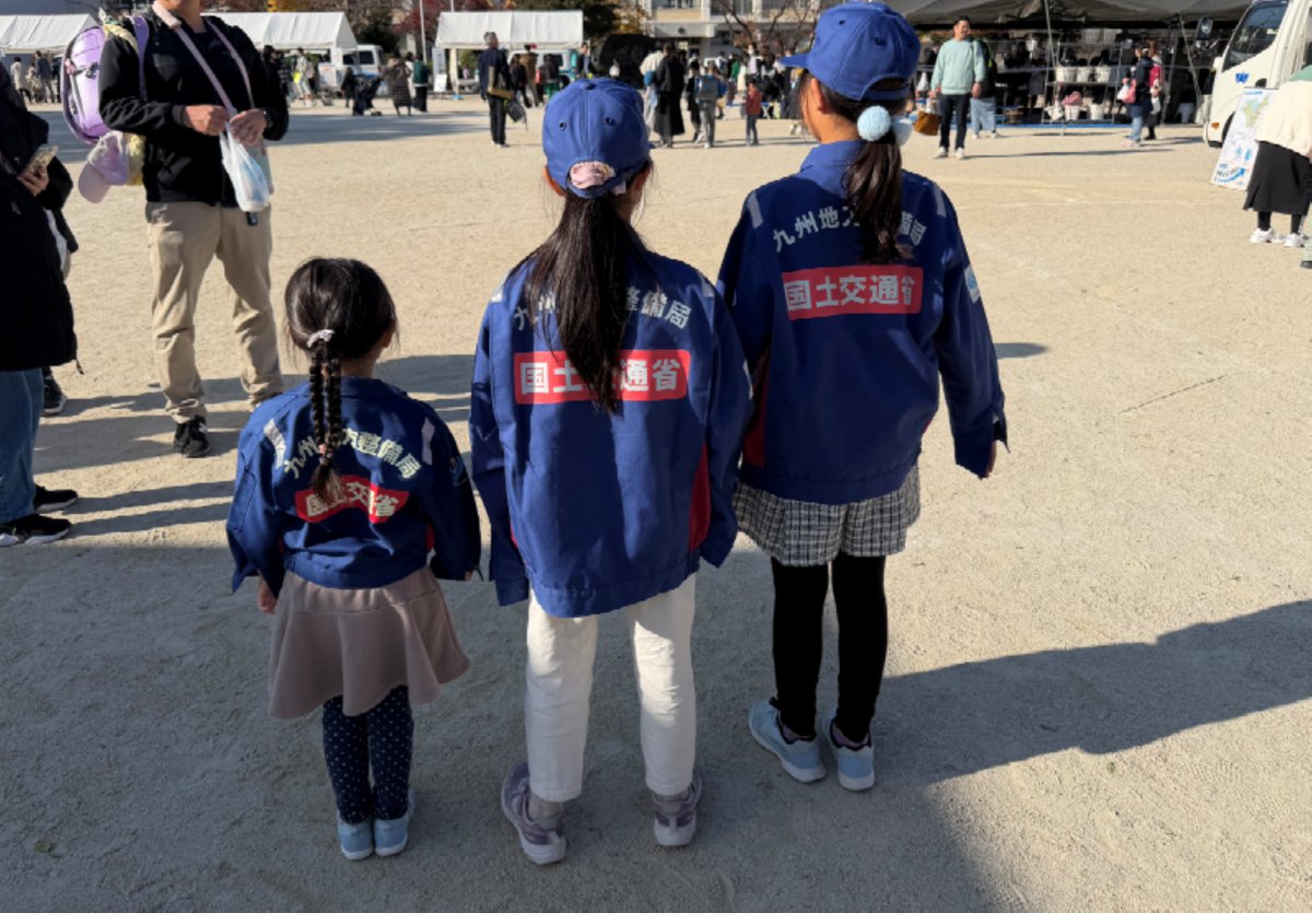 mlit_Fukkoku's tweet image. 【｢#大野城市民総ぐるみ防災訓練｣　に参加しました。】＠大野城市立大野小学校
屋外会場では #道路巡回パトロール車 を展示し、屋内会場では #TEC-FORCE 活動などの防災活動に関するパネル展示を行い、九州地方整備局の防災業務を紹介しました。

#福岡国道事務所