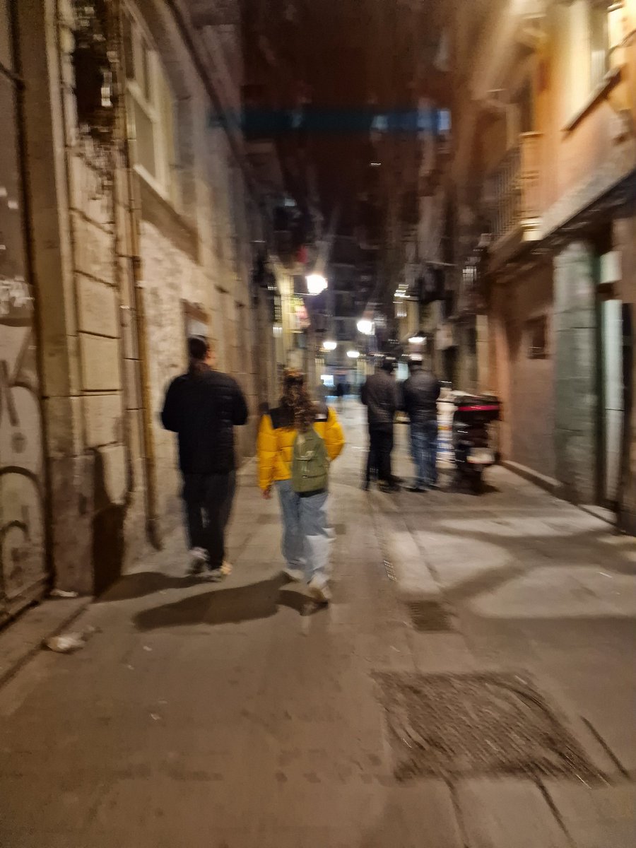 Aquwsta nit hem participat en el recompte de persones q dormen al carrer #sensellarisme #Barcelona, organitzat per <a href="/ArrelsFundacio/">Arrels Fundació</a>. Al #raval, amb <a href="/albaa_segura/">Alba Segura</a> i el Fèlix, hem pogut constatar les moltes situacions de sensellarisme, exclusió social i pobresa extrema q hi ha...
