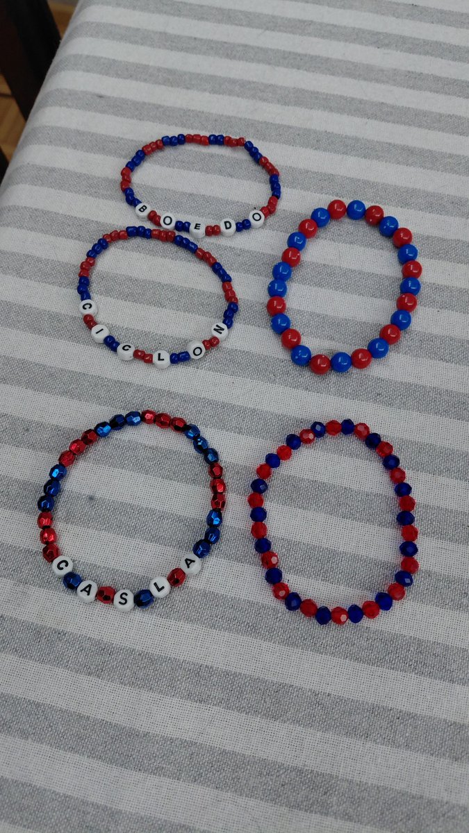 6 añitos tiene, me pidió que le compre "cositas azules y rojas" para hacer pulseras, me hizo todas estas para mí y otras tantas para los amigos del jardín (hizo a 3 de <a href="/SanLorenzo/">San Lorenzo</a>).

Ni en mejores sueños me la imagine tan perfecta 💙❤️💙

Te amo Ame, con todo lo que tengo 💙❤️💙