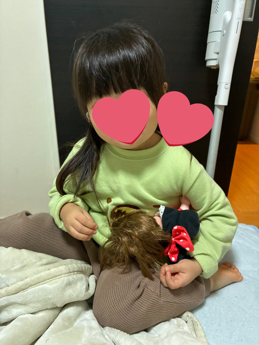 ars_skknt's tweet photo. 赤ちゃんにおっぱいあげてるの
って授乳してたwww😂
ちゃんと両側だし、フットボール抱き🤣よく見てるね🤣
赤ちゃんスクスク育つといいね🎶
がんばれ3歳児ママ🤱笑 https://t.co/zhkEavjGrt