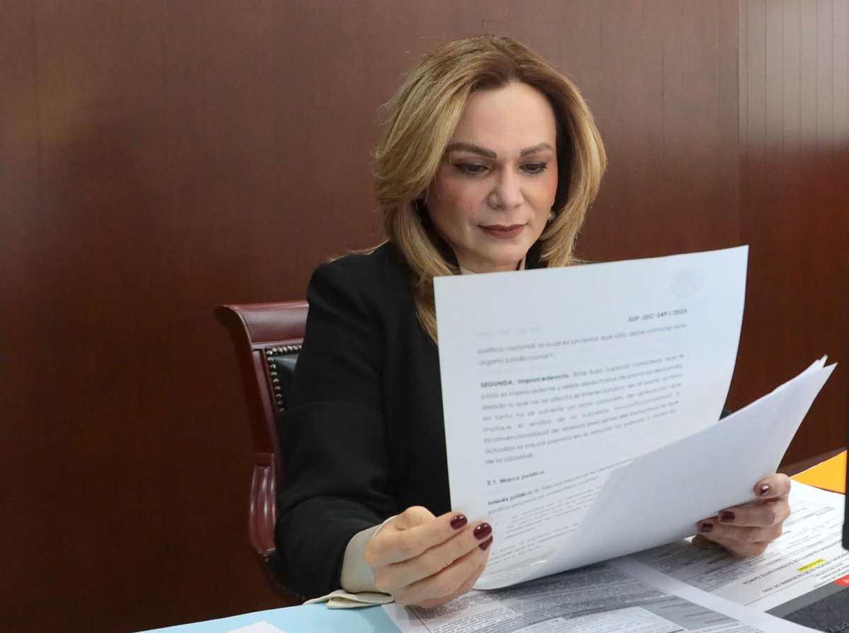 CVAguilasocho's tweet image. La #JusticiaElectoral se fortalece con decisiones sólidas y fundamentadas. En #SesiónPública por videoconferencia de Sala Superior del @TEPJF_informa, resolvimos 39 expedientes, entre los cuales decidimos sobre:

🗳 Derecho de afiliación
✅ Constitución de partidos políticos
📻…