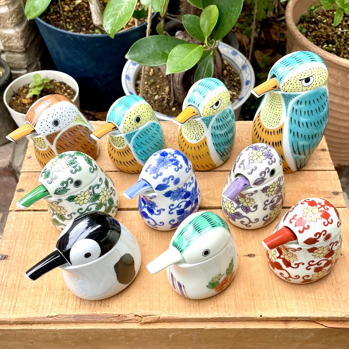 t_s_u_g_e_2ge's tweet photo. 久々全員集合のカワセミ型汁次(醤油差し)
家族が集合するお正月にいかがでしょうか
垂れずに衛生的でプレゼントにも
#幸楽窯 #カワセミ汁次 #あめつち #西荻窪 #ametuchi #nishiogikubo #specialitystore #souvenirstore #folkart #catgoods https://t.co/BHQs4IDAbE