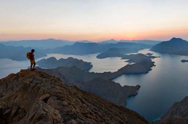 "غالباً ما تأتي الفرص إلينا متنكرة بثياب العمل الشاق، ولذلك معظم الناس لا يدركونها ".

#صباح_الخير
