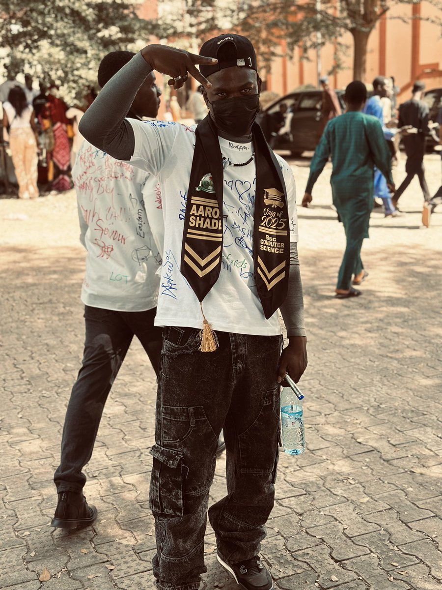 IAmShadeHub's tweet photo. Finally Done with University!
Trust me, e didn’t easy!
At a point in time I almost gave up!
I was in 200lv when I started Learning forex, Things became more shitty, and yes you really wonder how to merge trading and schooling! But then God helped! Congratulations https://t.co/0JiZQLihpD