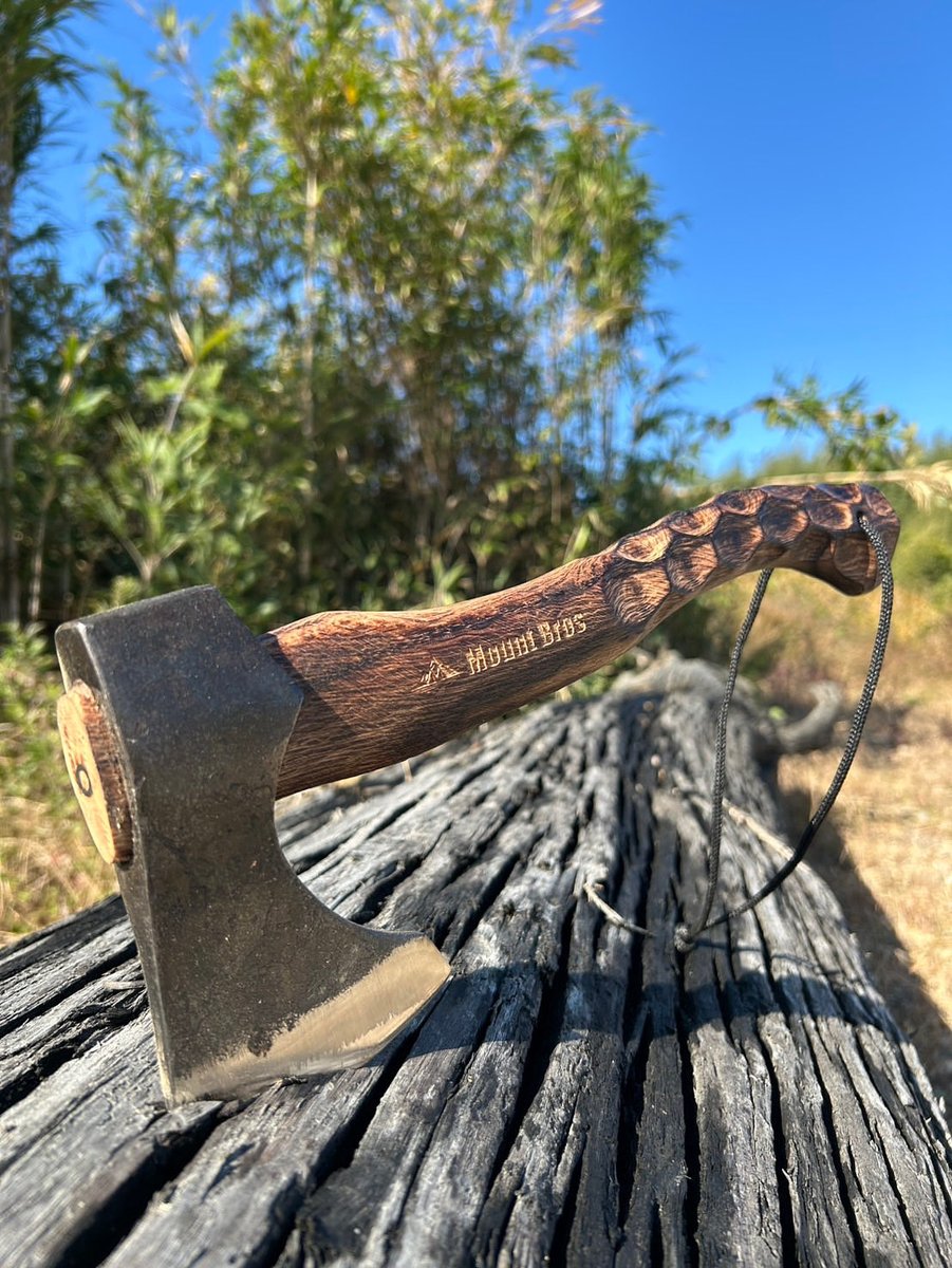 MountBrosの新作斧は、日本の伝統技法「名栗加工」をグリップに採用