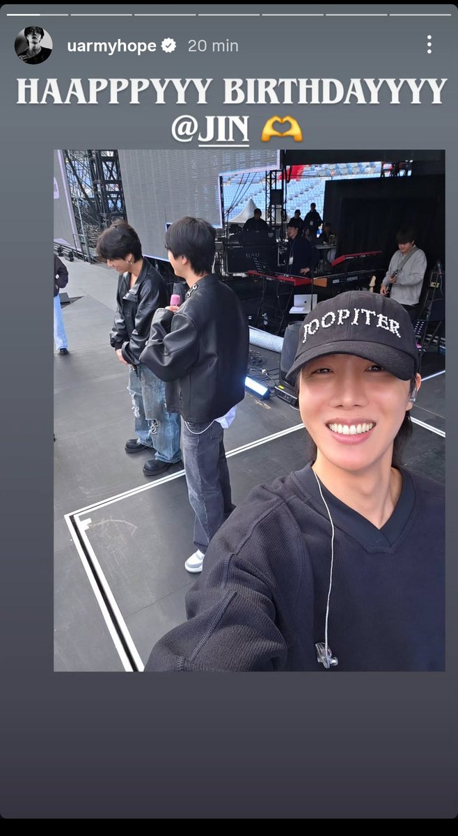 Hobi felicitando a a Jin por su cumpleaños y ni se ve JAJAJAJAJAJAJA (la segunda foto que subió lo salva)

#HappyJinDay
#HappyBirthdayJin
#RockstarJinDay 
#OurSuperMoonJin 
#ShiningSuperstarJin