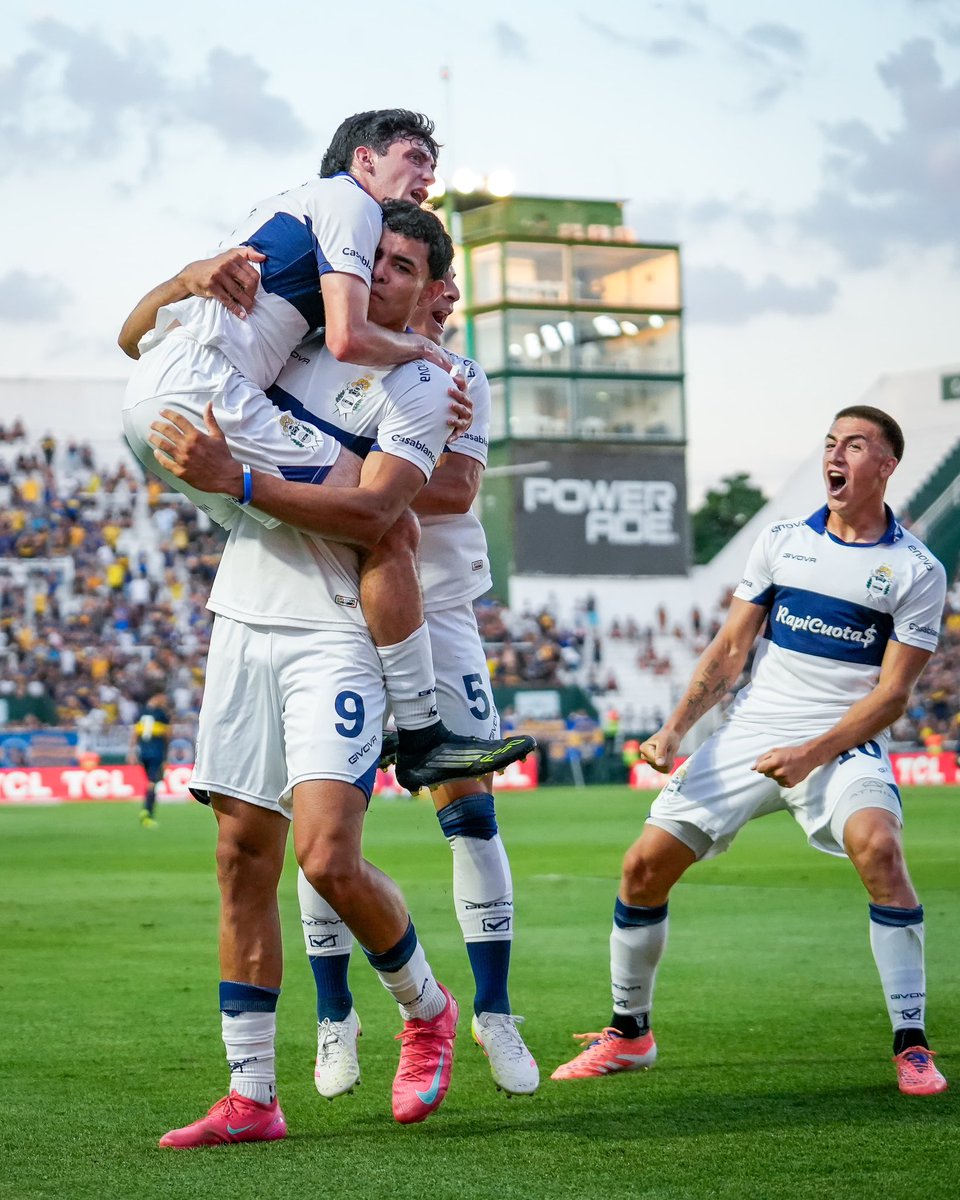 HablaGelp's tweet photo. #GELP | ⚪️🔵 Duele no levantar la copa, pero lo que hizo la Reserva de Gimnasia en este torneo es enorme.

Estos pibes representaron el escudo con carácter, entrega y personalidad en cada partido. Llegar a una final no es casualidad.

Esto recién empieza, vamos los pibes 🐺💙 https://t.co/WbuKV75h85
