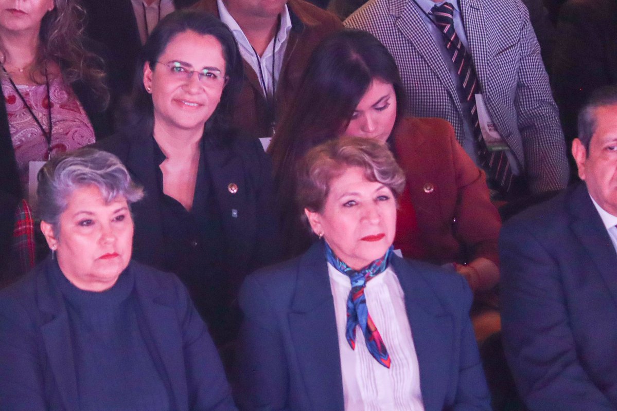 Hoy acompañamos al <a href="/rimoba/">Ricardo Moreno</a> en su Primer Informe de Resultados, una jornada que refleja el rumbo firme que está tomando nuestra capital.

Fue un honor recibir a nuestra Gobernadora <a href="/delfinagomeza/">Delfina Gómez A.</a> , testigo del trabajo que ya se siente en las comunidades: una Toluca iluminada, la