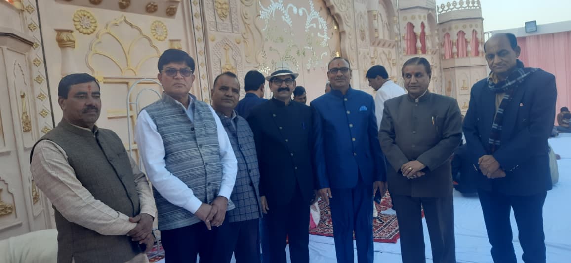 झुन्झुनू जिले के संगठन के पदाधिकारी प्रमोद जी बगड के पुत्र के तिलकोत्व आयोजन मे पूर्व संभागीय शिक्षाधिकारी कैलाश जी चतुर्वेदी जिलाध्यक्ष राजेन्द्र जी जिला मन्त्री संतोष जी कोशिश संभाध्यक्ष राकेश जी के साथ कार्यक्रम मे शामिल हुआ