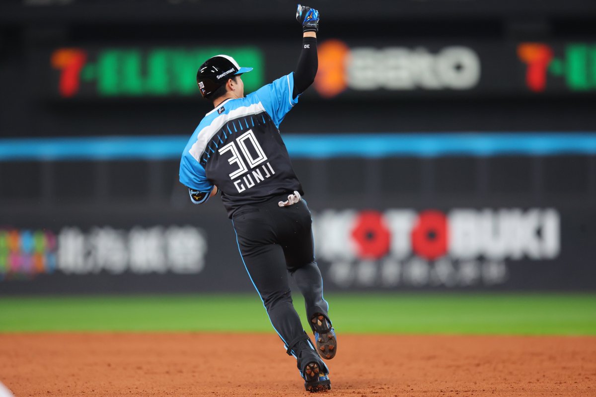 郡司裕也選手が「2025 スカパー！ドラマティック・サヨナラ賞 年間大賞