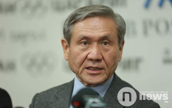 Ресторанд хажуугийн ширээнд экс ерөнхийлөгч Намбарын Энхбаяр ганцаараа ирж суув. Хамгийн хачирхалтай нь дууг нь маш чанга тавиад утсаараа орос хэлээр мэдээ үзэж эхлэв. Их хүндэлж болгоомжтой биеэ цэнэж суусан юм.Хажуу ширээний хүнд саад болно гэж ерөнхийлөгч хийгээд ч ойлгоогүй