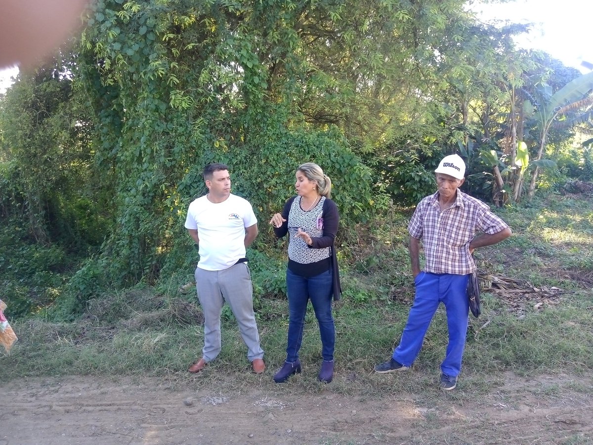 ErneyPerez4's tweet photo. En la tarde de hoy intercambiamos con los pobladores de el asentamiento El Naranjal en #MunicipioBartoloméMasó, allí le dimos curso y tratamiento a sus preocupaciones.
#EstaEsLaRevolucion https://t.co/9eA6FWZdsu