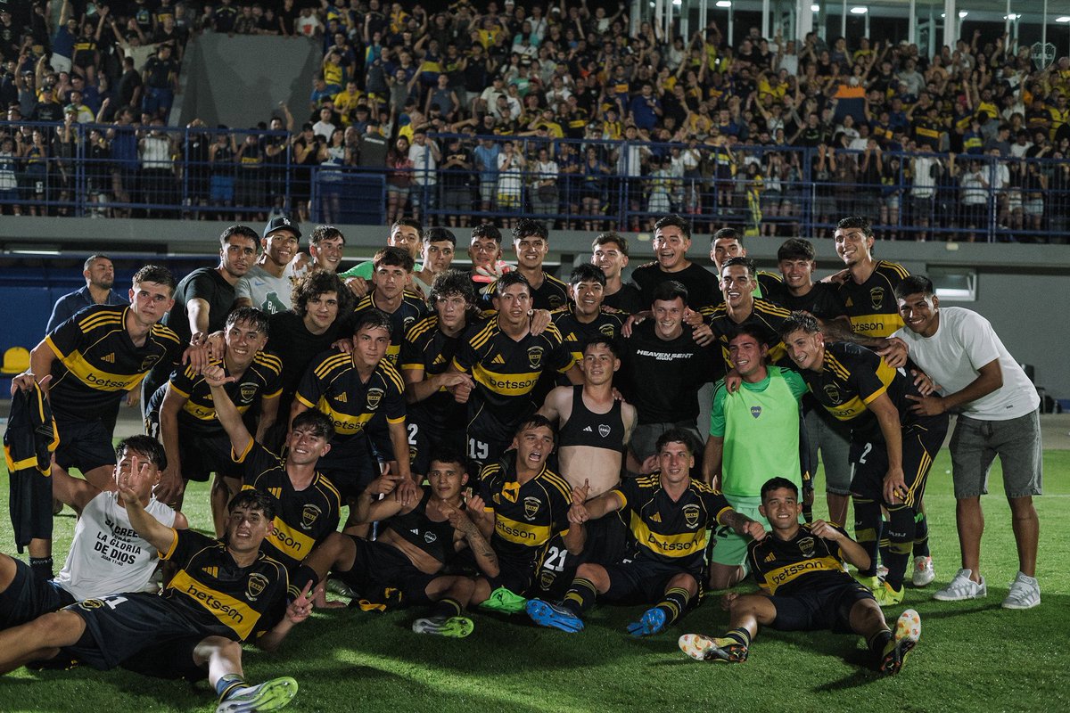 Jorge_BarriL's tweet photo. OTRA ALEGRÍA PARA LOS PIBES 🏆
En el Florencio Sola, @BocaPredio y @gimnasiaoficial se midieron por la final del #torneodereserva. Tras el 2-2 en el alargue, el Xeneize venció 4-1 al Lobo en los penales. Boca salió campeón tras tres años y acumula 23 títulos en esta categoría 💫 https://t.co/0OLIFXVqb6