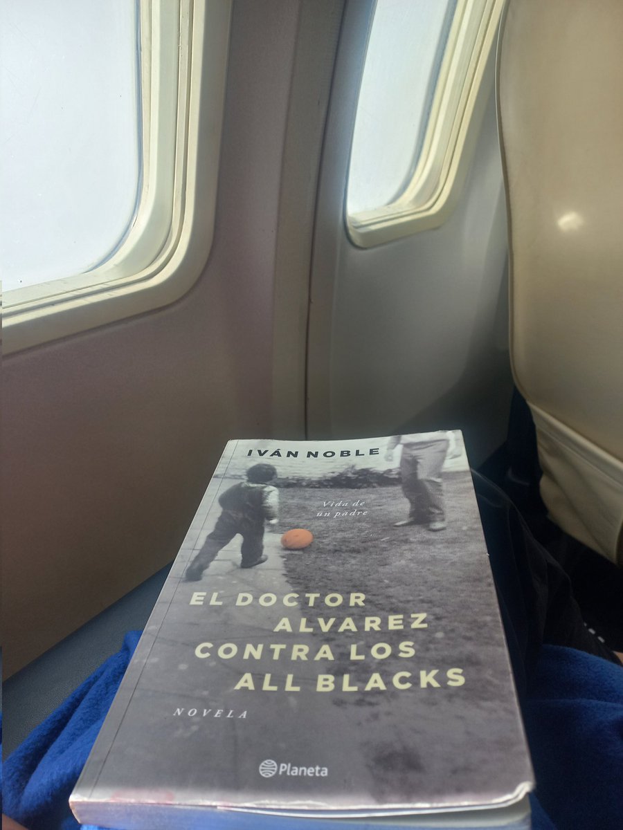 La muerte de un padre, los miedos, las incógnitas, la angustia y el repaso de una vida vivida junto a esa persona que nos marca el eje de nuestra existencia.
Este libro me llevó 25 atrás, cuando tuve que atravesar esa parte de la vida, la de quedarte "huérfano de padre".
Gracias