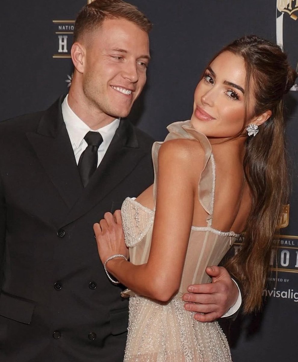 Oooh look at me 
My name is Christian McCafferty 
I have a fucking rocket wife  
I get paid 19 million a year to play football 
I have a million sponsorships 
I score 35 fantasy points a week 

Fuck you bro , you win at life