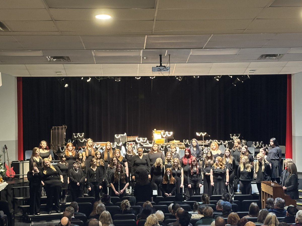 DandurandJason's tweet photo. Outstanding performances at tonight’s Holiday Concert by our our amazing Band and @RoxanaChoir students! Special shoutout to our band director-Ms. Sabaj &amp; choir director- Mrs. Falloon #GoShells #TistheSeason #HappyHolidays @RHS_Shells https://t.co/JNXoWh6wYq