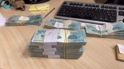 O cara foi depor na sede da PF com mais de 90 mil reais em espécie guardado no carro .
Deve ter vendido muitos chocolates com o Flávio
