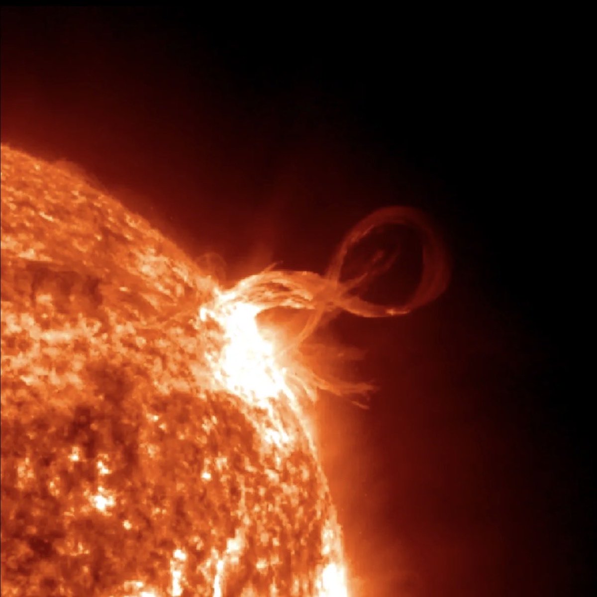 Nick33io's tweet photo. @trohsgib solar flare today. https://t.co/v6vNRPZmU3