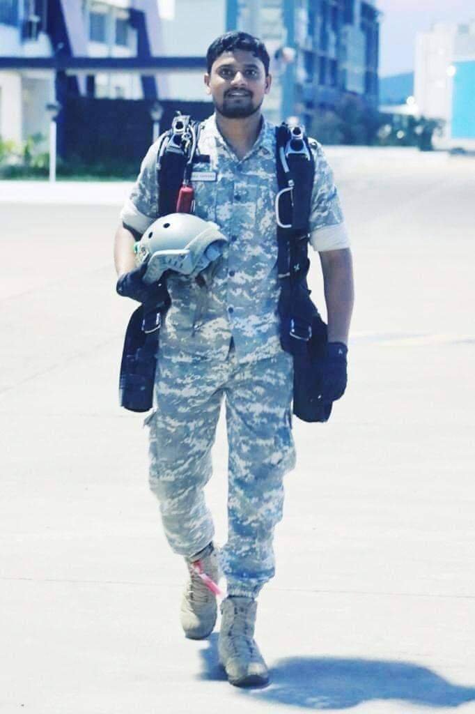 TigerCharlii's tweet image. &quot;That&apos;s what a Real Hero looks like!&quot;

In 2023,India lost Braveheart
Petty Officer Chandaka Govind of Indian Navy&apos;s elite Special Forces unit &apos;MARCOS&apos; during Combat Free Fall training!
31yr old Marine Commando hailed from Andhra Pradesh 
Salute 🇮🇳
#IndianNavy #IndianNavyDay