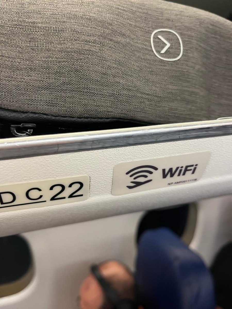 MarisolBM2020's tweet photo. Otra vez Aeroméxico! AM1543. Documentan maletas carry on a quienes vamos en la zona 5, pretextando que el avión viene lleno, pero mienten!
Justo había un espacio disponible para mi maleta, y en su necedad por documentar, rompieron mi maleta. @Profeco @Aeromexico https://t.co/ez2DArnkIo