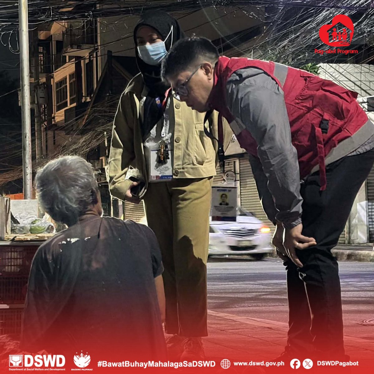 dswdserves's tweet photo. Araw-araw, May Buhay na Nabibigyan ng Panibagong Simula
Hindi nagtatapos sa massive reach-out operation ang trabaho ng Pag-abot Program. Araw-araw, walang patid na umiikot ang Pag-abot Team sa ibaโt ibang lugar sa Metro Manila upang mahanap, makausap, at matulungan ang ating mga kababayang naninirahan sa lansangan. Nitong Miyerkules (Disyembre 3), sampung indibidwal ang boluntaryong sumama sa team upang mabigyan ng pagkakataong makapagsimula muli sa isang ligtas at maayos na tahanan.
Tulungan kaming mailayo sa panganib ang mga tukoy na benepisyaryo at maibigay ang nararapat na interbensyon. Kung may nais i-report o i-refer, magpadala lamang ng mensahe sa aming official Facebook page, tumawag sa 8-931-9141 (LunesโBiyernes), o mag-email sa pagabotprogram@dswd.gov.ph.
#BawatBuhayMahalagaSaDSWD โค๏ธ