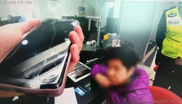 109人炒股群108个是托！老人10万积蓄险被骗，警方揭穿“沉浸式”骗局
“稳赚不赔”的“中新股”机会？​

一份伪造的上市公司PPT、一个百人“创投精英群”，每天有“大师”讲课、群友晒盈利截图——上海静安区一位陆阿姨被网友拉进群后，深信投资10万元即可获得20%以上收益，险些将积蓄转入虚假平台。