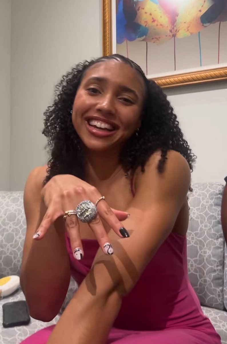 bueckers__'s tweet image. this app has really been seething with jealousy when it comes to azzi so here’s a picture of her with her natty ring #mop