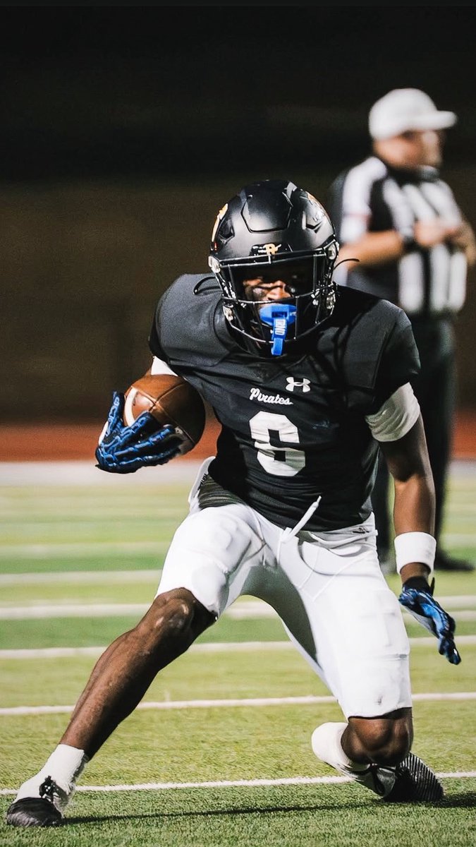🚨STILL UNCOMMITTED🚨
-Class of 2026’ Runningback
-Team captain
-139 carries
-894 yards
-10 touchdowns 
-8 receptions 
-108 receiving yards 
-1000+ All-purpose yards

hudl.com/v/2TFk0U