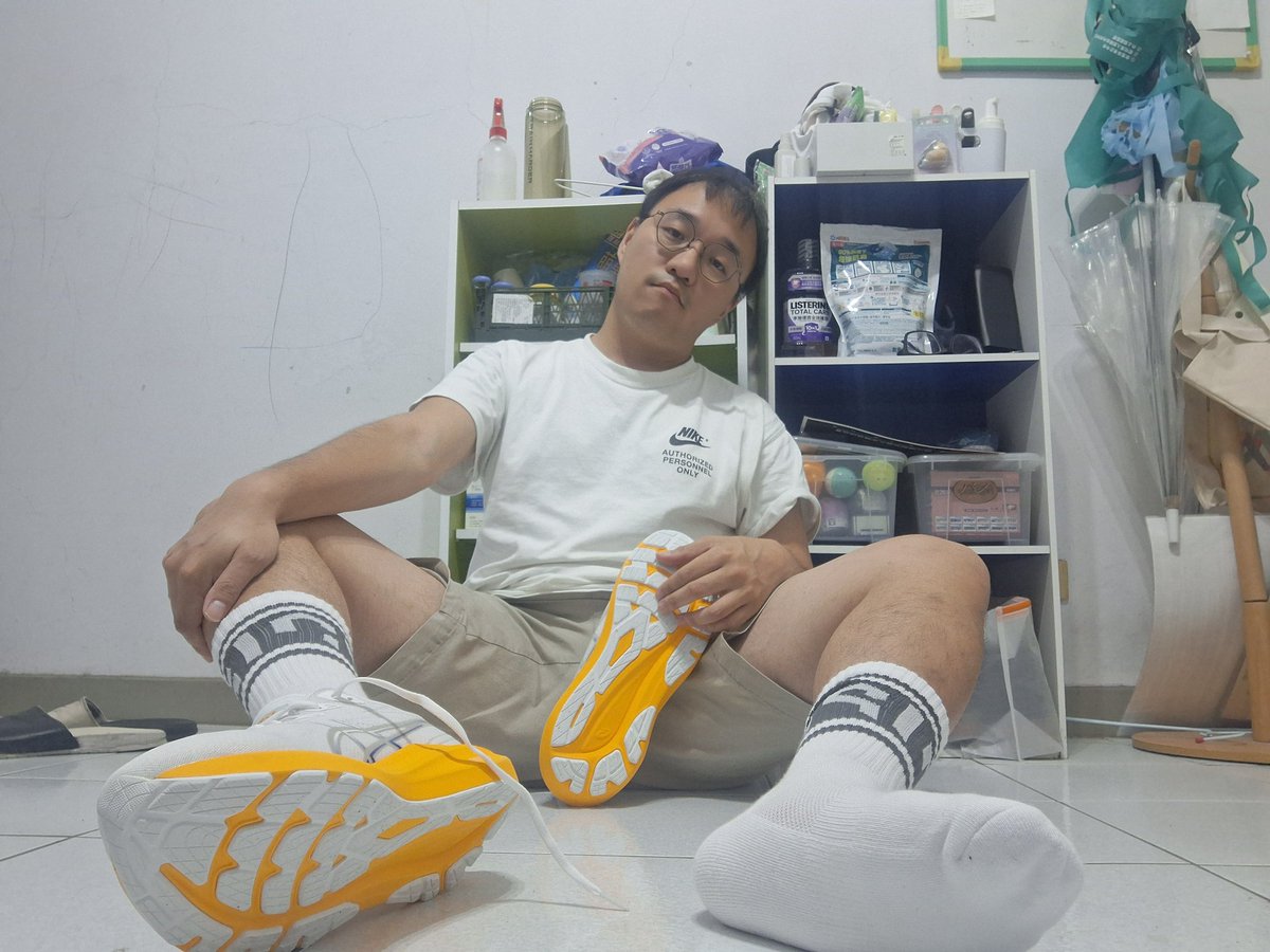 新跑鞋擺拍～
最近入坑亞瑟士
好多好想買的東西